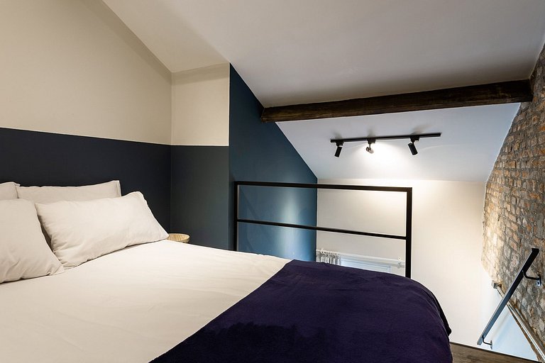 Studio Superior - Zest Pedroso - (Ar-condicionado + varanda)